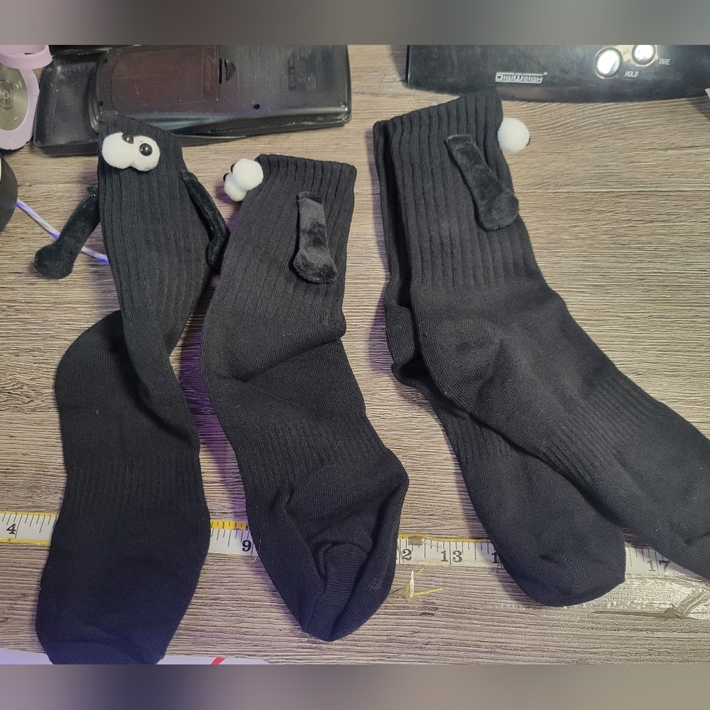 2 Pair Women's Friend‎ Hand To Hand Magnetic Black Crew Socks A7